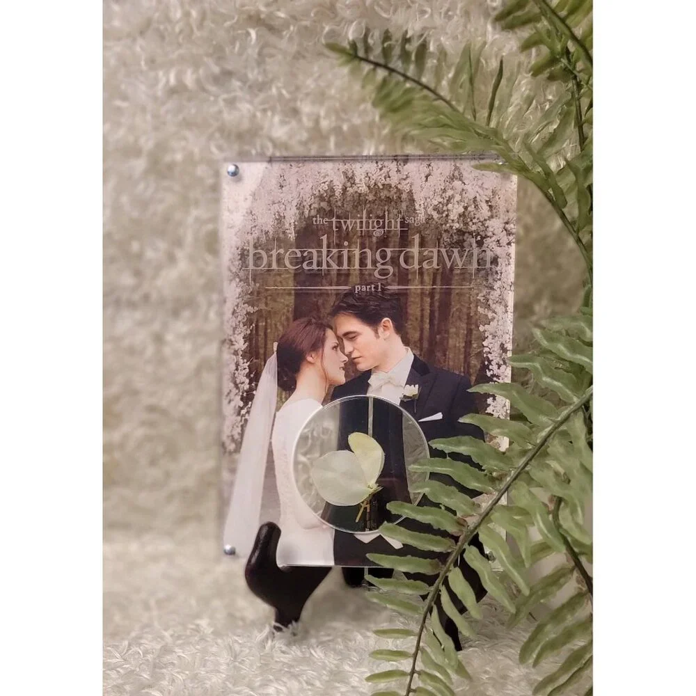 Official Collectible Wedding Photo and Flower Movie Prop from Breaking Dawn Part - Picture 1 of 12